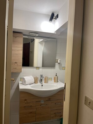 Douche, sèche-cheveux, bidet, serviettes fournies