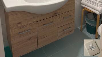 Dusche, Haartrockner, Bidet, Handtücher