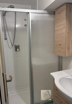 Douche, sèche-cheveux, bidet, serviettes fournies