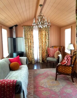 TV, books - Historic Cottage on Perfect Ocean Shores (Machiasport)