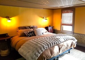 2 bedrooms, desk, iron/ironing board, WiFi