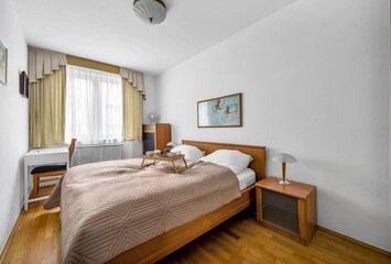 Bedroom with Queen-Sized Bed and Desk | Book Now with RENTUJEMY.COM