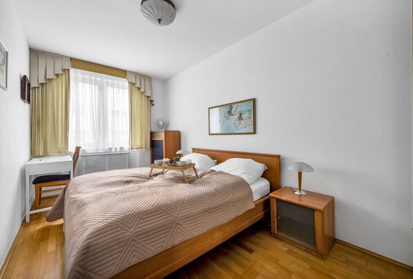 2 sovrum, skrivbord, strykjärn/strykbräda och gratis wi-fi