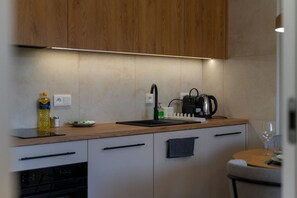 Kjøleskap, mikrobølgeovn, ovn og kokeplater