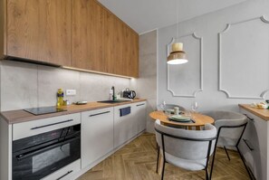 Fridge, microwave, oven, stovetop - Stylish Wola Apartment - 30m2, Trams Nearby (Warszawa)