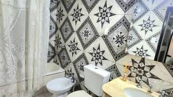Bidet, toallas, jabón, papel higiénico