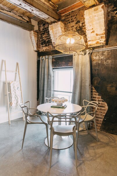 NEW Downtown Apartment w/ Free Parking! Walk to Orpheum, Fedex Forum, and Beale!