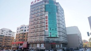 A multi-story hotel with a prominent vertical sign indicating a hotel on the building.
