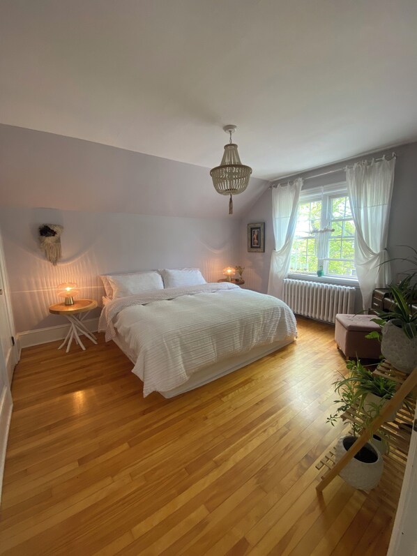 4 habitaciones, tabla de planchar con plancha, wifi y ropa de cama 