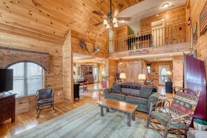 TV connectée, cheminée, lecteur de DVD, table de tennis de table