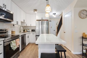 冷蔵庫、電子レンジ、オーブン、コンロ