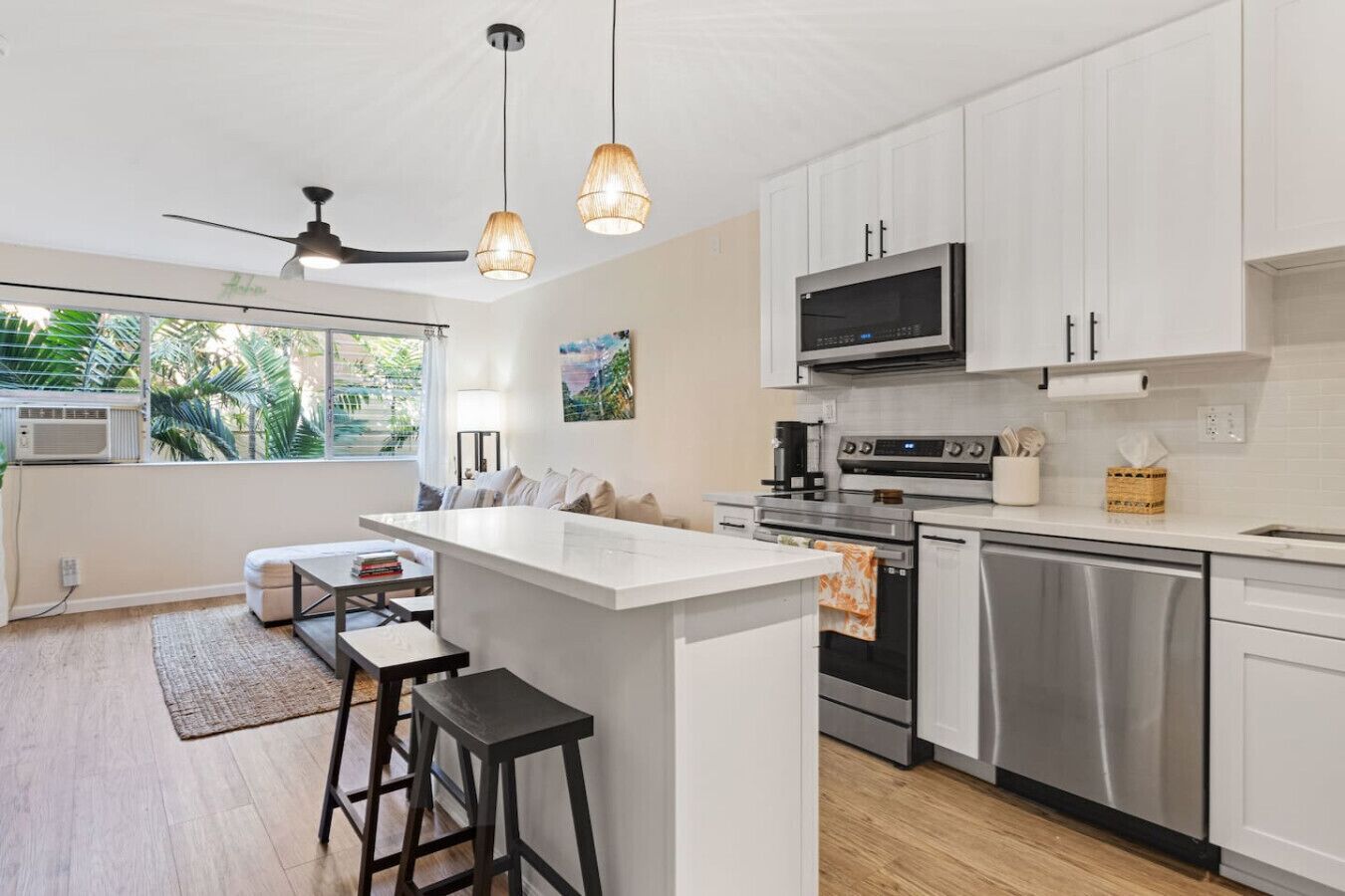 Kjøleskap, mikrobølgeovn, ovn og kokeplater