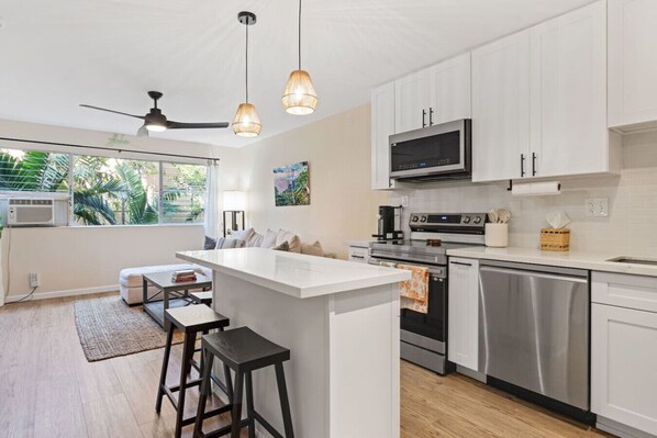 冷蔵庫、電子レンジ、オーブン、コンロ