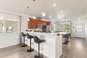 Jääkaappi, mikroaaltouuni, uuni, liesi