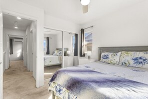 Schreibtisch, Bügeleisen/Bügelbrett, Reisekinderbett, WLAN