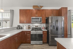 Jääkaappi, mikroaaltouuni, uuni, liesi