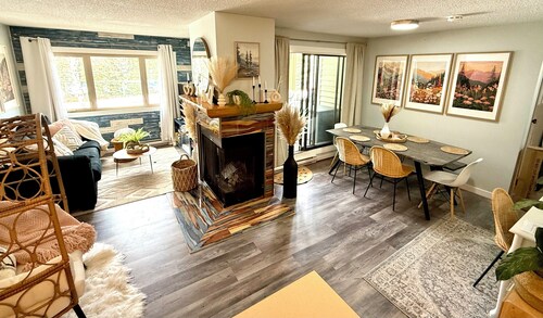 Boho theme, Ground floor patio with green space and creek view. 2 min to gondola