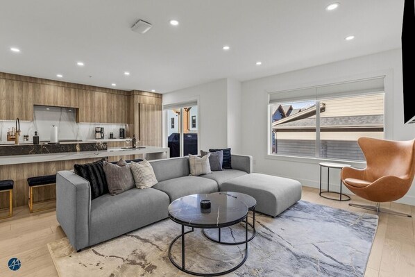 Televisión y chimenea 