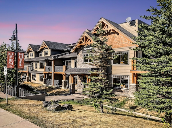 Unclassified image, 1 of 44, button