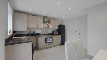 Frigorífico, microondas, horno y placa de cocina