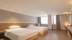 A hotel room with two beds, a desk, a chair, and a large window with curtains. - Huating Hotel (Zhuhai Youtehui Branch) (Zhuhai)