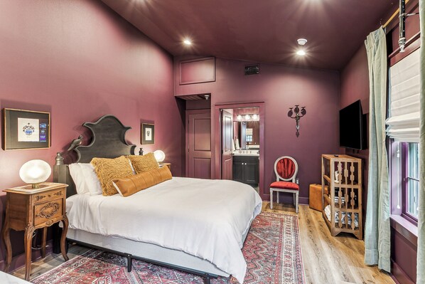 1 bedroom, iron/ironing board, WiFi, bed sheets - The Voodoo Room at Faubourg Orleans. Queen Suite with Kitchenette (New Orleans)