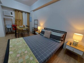 1 dormitorio, escritorio, espacio para trabajar con un portátil