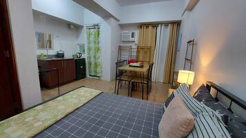 1 bedroom, desk, laptop workspace, free WiFi