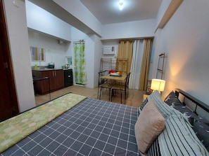 1 bedroom, desk, laptop workspace, free WiFi