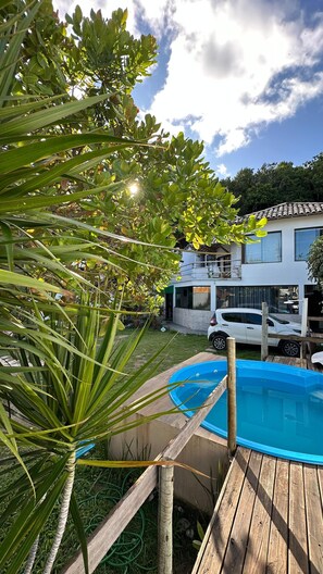 Habitación cuádruple Confort, vistas al mar | Zona de estar | Televisión de pantalla plana de 14 pulgadas con canales digitales