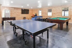 Game room - Ranch Log Cabin /w Gameroom Across from Hunter Mt (Hunter)