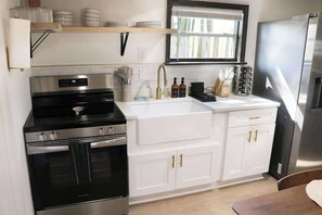 Kjøleskap, mikrobølgeovn, ovn og kokeplater