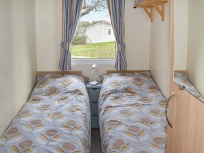 2 bedrooms, bed sheets - 2 bedroom accommodation in Thorness, near Cowes (Thorness, near Cowes)