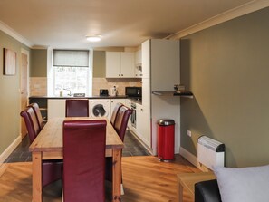 Dining - Gest Melyn - UK48975 (Morfa Bychan nr Porthmadog)