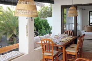 Outdoor dining - Villa Estrella (Nazaret)