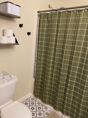 Baignoire à remous, serviettes fournies, savon, papier de toilette