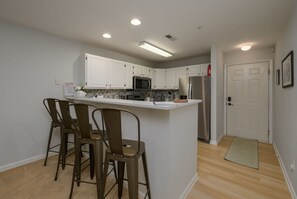 Fridge, microwave, oven, stovetop - Coastal Sage 2bd/2ba Rehoboth/Dewey Beach (Rehoboth Beach)
