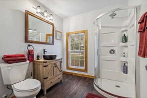 Shower, hair dryer, towels, toilet paper - Davy Jones' Loft, Treehouse, and Treasure Hunt! (Wilmington)