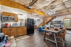 Private kitchen - Davy Jones' Loft, Treehouse, and Treasure Hunt! (Wilmington)