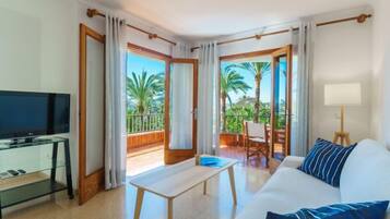 House, 3 Bedrooms, Terrace | Living area