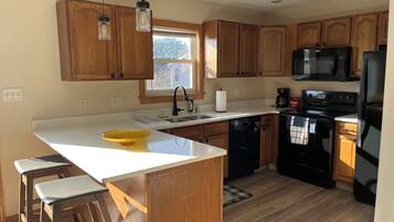 Jääkaappi, mikroaaltouuni, uuni, liesi