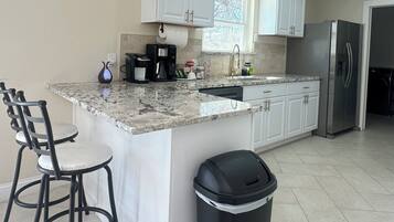 Microondas, horno, placa de cocina, lavavajillas