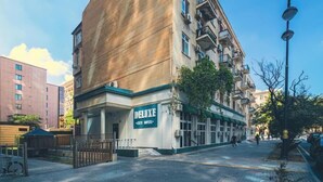 A corner building with a sign for 'Deluxe City Hotel'. - Deluxe İnn Hotel Baku (Baku)