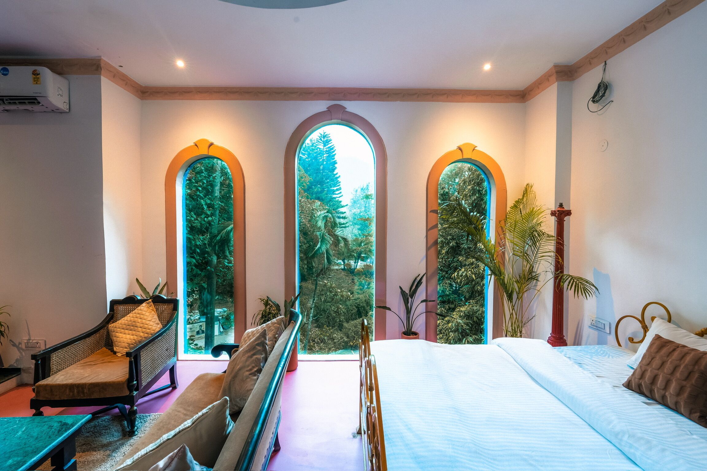 8 bedrooms, iron/ironing board, WiFi, bed sheets