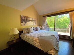 Desk, iron/ironing board, WiFi, bed sheets - ~The TymeOff~ 15 min to Killington/Okemo, cozy/private cabin in the woods (Plymouth)