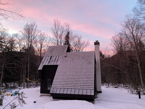 Exterior - ~The TymeOff~ 15 min to Killington/Okemo, cozy/private cabin in the woods (Plymouth)