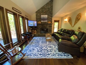 Smart TV, stereo - ~The TymeOff~ 15 min to Killington/Okemo, cozy/private cabin in the woods (Plymouth)