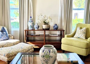 Luksussuite, 1 kingsize-seng med sovesofa, havutsikt | Oppholdsområde | En 42-tommers smart-TV med digitale kanaler samt strømmetjenester