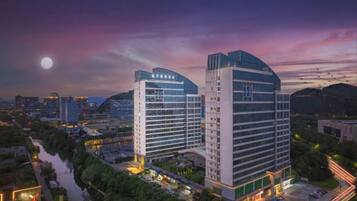 Un hôtel au design moderne, doté d’un grand parking et offrant une vue sur la rivière.