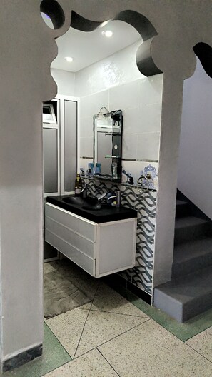 مجففات شعر، مناشف، صابون، ورق حمّام